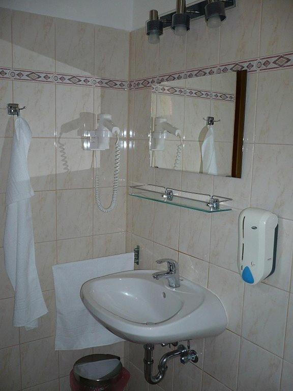 Fenyves Fogado Hotel Szurdokpüspöki Camera foto