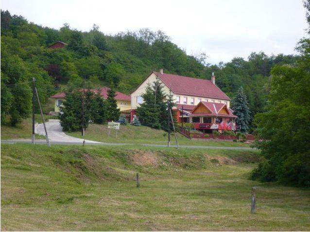 Fenyves Fogado Hotel Szurdokpüspöki Esterno foto