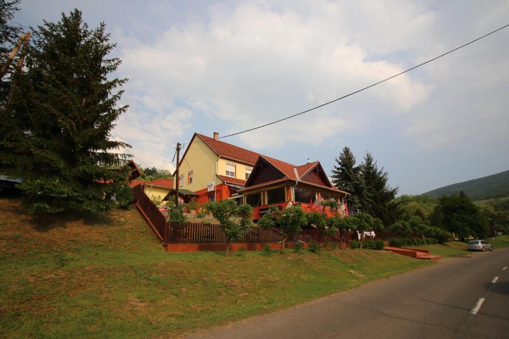 Fenyves Fogado Hotel Szurdokpüspöki Esterno foto